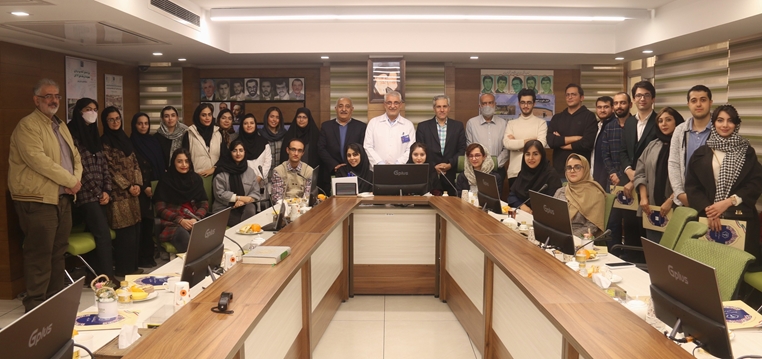 قدردانی از دانشجویان نمونه داروسازی دانشگاه علوم پزشکی تهران در داروخانه ۱۳ آبان 