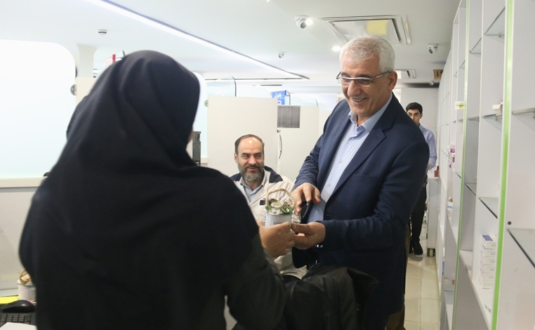 گرامیداشت روز زن در ستاد داروخانه ۱۳ آبان با تقدیر از بانوان مجموعه