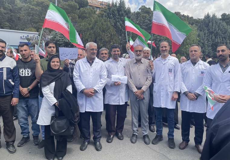 حضور مدیران و کارکنان مجموعه داروخانه های 13 آبان در تجمع اعتراضی دانشگاهیان و کادر سلامت در محکومیت حملات به مراکز بهداشتی، درمانی، آموزشی، تحقیقاتی و دارویی
