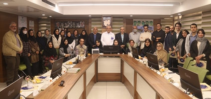 قدردانی از دانشجویان نمونه داروسازی دانشگاه علوم پزشکی تهران در داروخانه ۱۳ آبان 