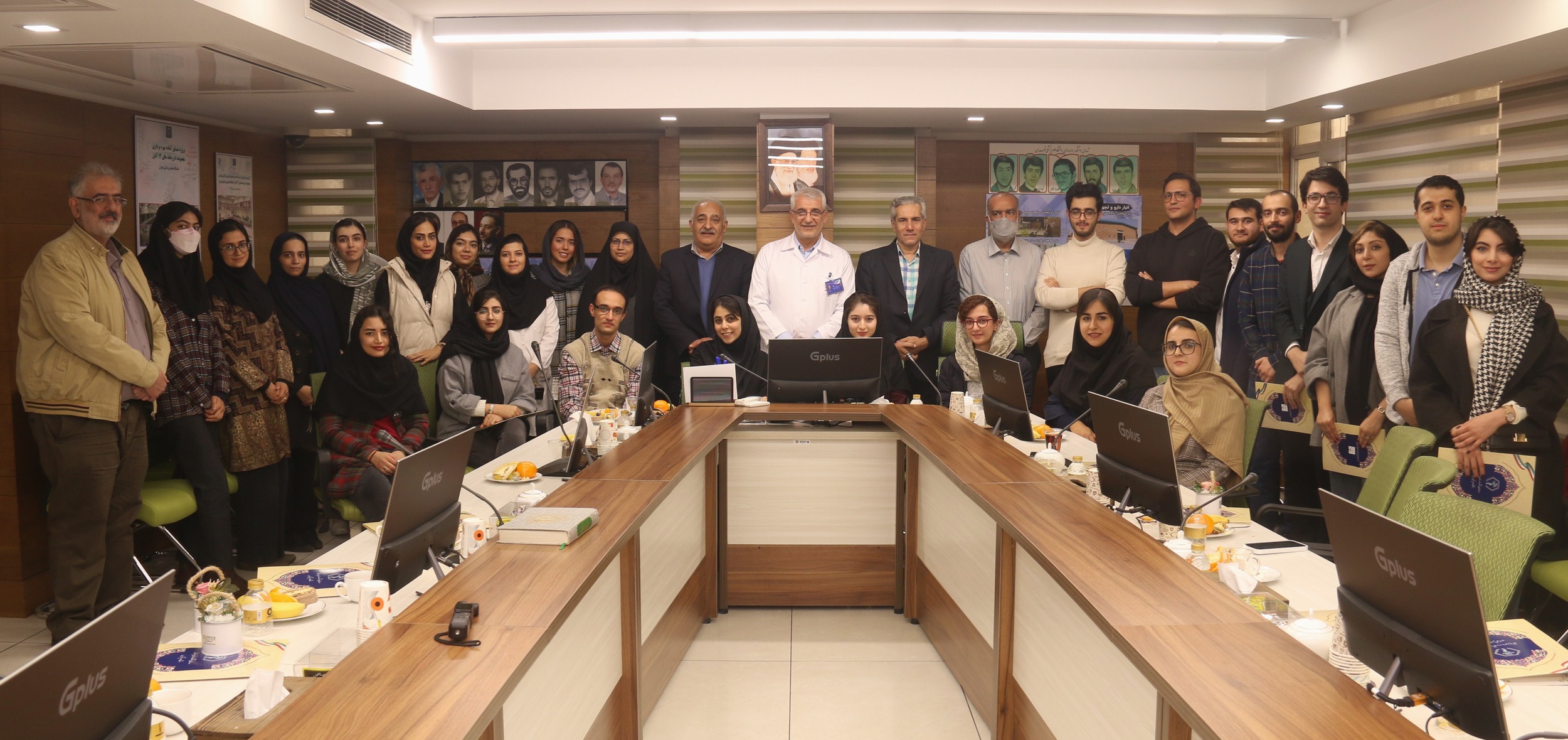 قدردانی از دانشجویان نمونه داروسازی دانشگاه علوم پزشکی تهران در داروخانه ۱۳ آبان 