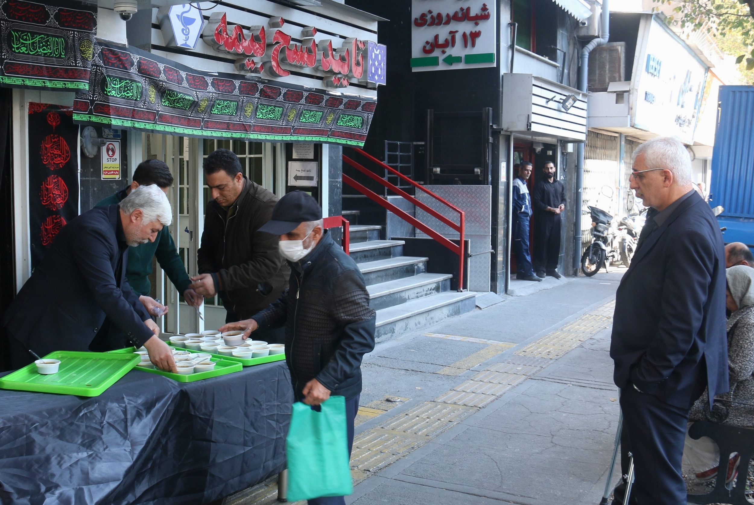 توزیع نذری به مناسبت سالروز وفات حضرت فاطمه (س) در داروخانه شبانه روزی 13 آبان