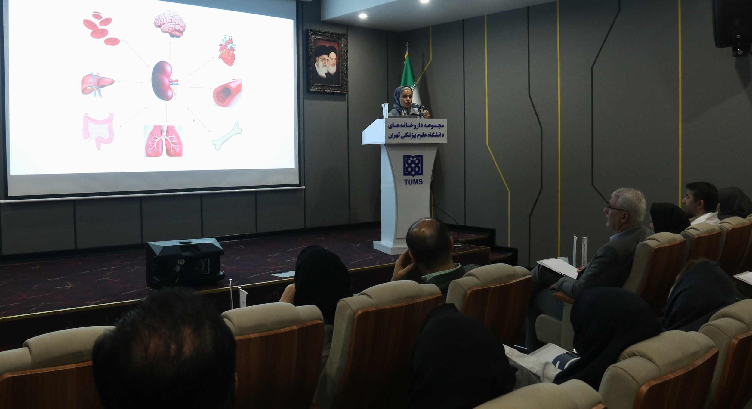  برگزاری جلسه علمی تازه‌های دارودرمانی در نارسایی مزمن کلیوی در داروخانه ۱۳ آبان