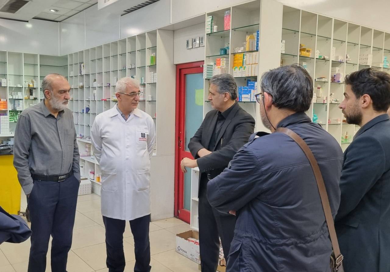 بازدید بازرس کل امور بهداشت و درمان از داروخانه 13 آبان در ایام جنگ