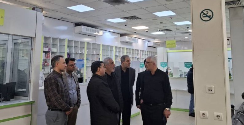 حضور رئیس دانشگاه علوم پزشکی تهران و رئیس سازمان غذا و دارو در داروخانه شبانه روزی 13 آبان