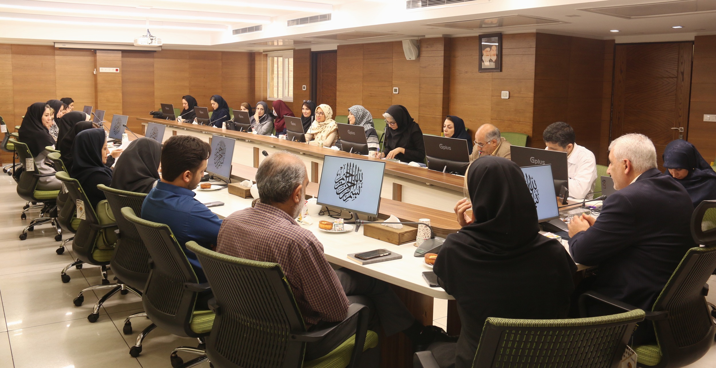 نشست مدیران داروخانه‌های بیمارستانی ۱۳ آبان با هدف بررسی راهکارهایی برای کنترل و حفظ منابع